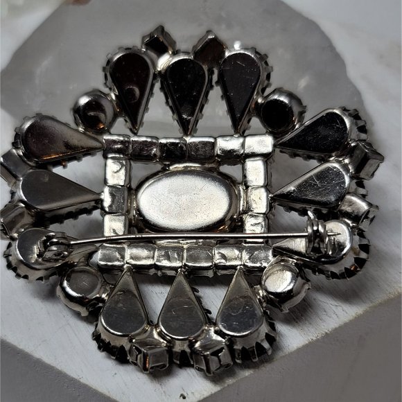 Stunning Rhinestone & Black Glass Brooch Pin Prong set Silvertone - Picture 5 of 8